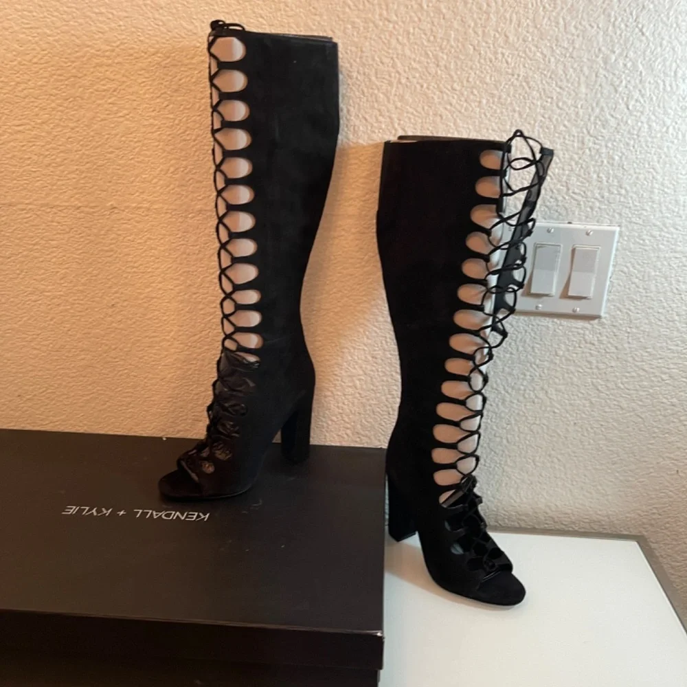 NIB KENDALL & KYLIE TALL LACE FRONT SUEDE BLACK BOOTS 😍😍😍😍 - Picture 8 of 11
